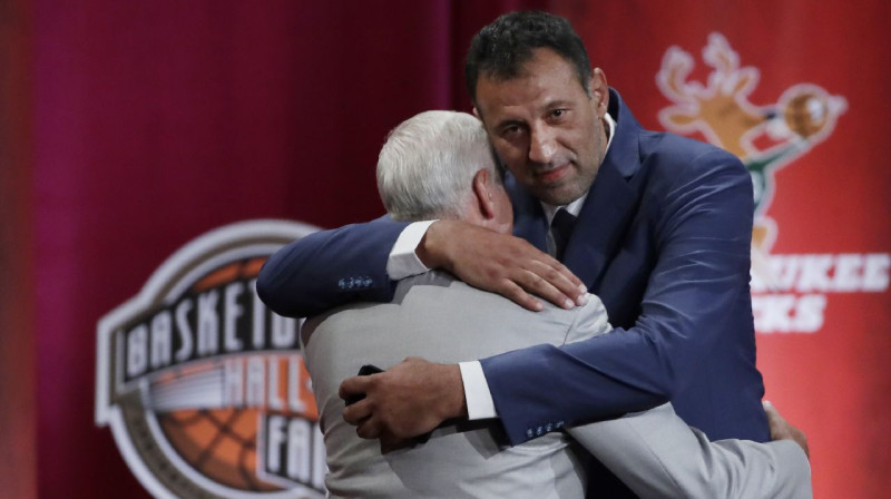 Džerijs Vests un Vlade Divacs. Foto: AP / Scanpix