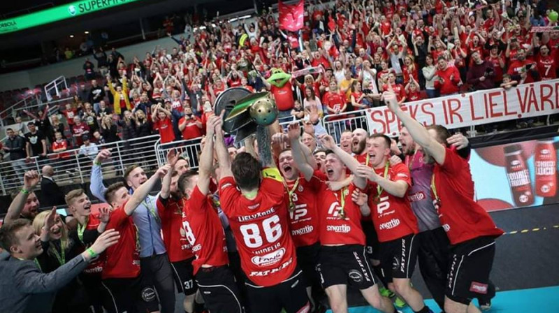 "Lielvārde/FatPipe" ar čempionu kausu
Foto: Floorball.lv