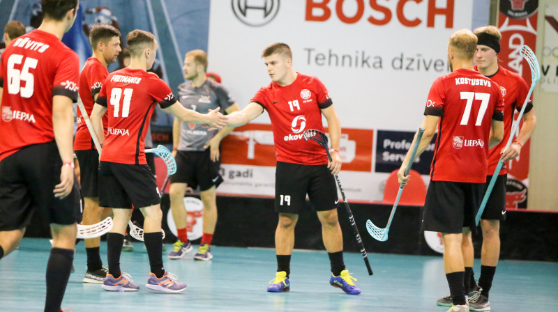 Liepājas "Kurši/Ekovalis", centrā - Toms Akmeņlauks. Foto: Ritvars Raits, floorball.lv