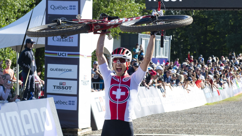 Nino Šurters 31. augustā priecājas par kārtējo triumfu pasaules čempionātā. Foto: AP/Scanpix