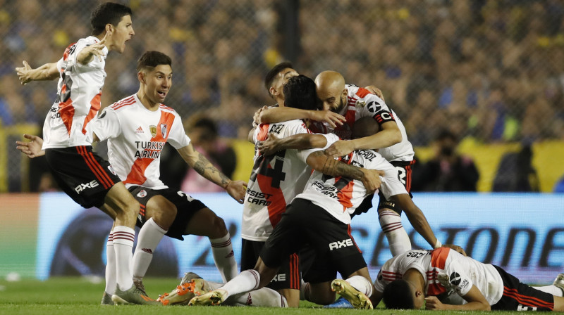 "River Plate" futbolistu prieki pēc iekļūšanas "Copa Libertadores" finālā. Foto: Natacha Pisarenko/AP/Scanpix