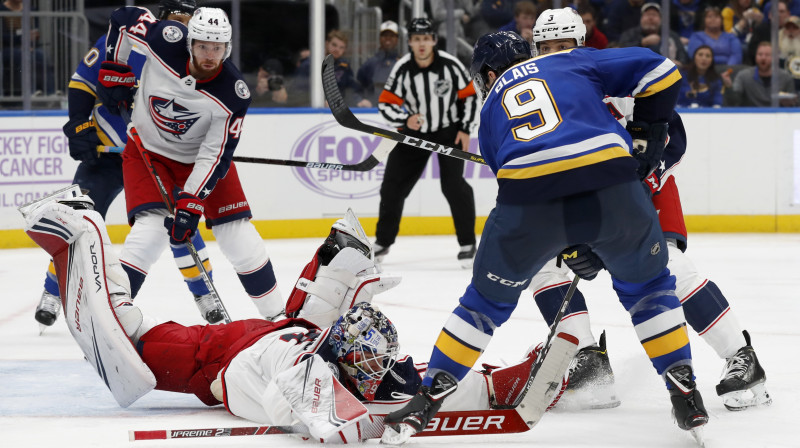 Cīņa pie Elvja Merzļikina sargātajiem vārtiem. Foto: Jeff Roberson/AP/Scanpix