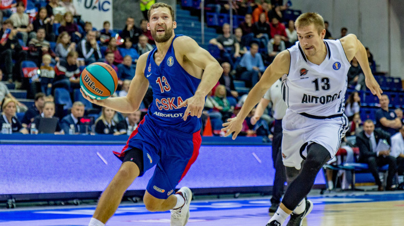 Jānis Strēlnieks spēlē pret Saratovas "Avtodor". Foto: zumapress.com/Scanpix