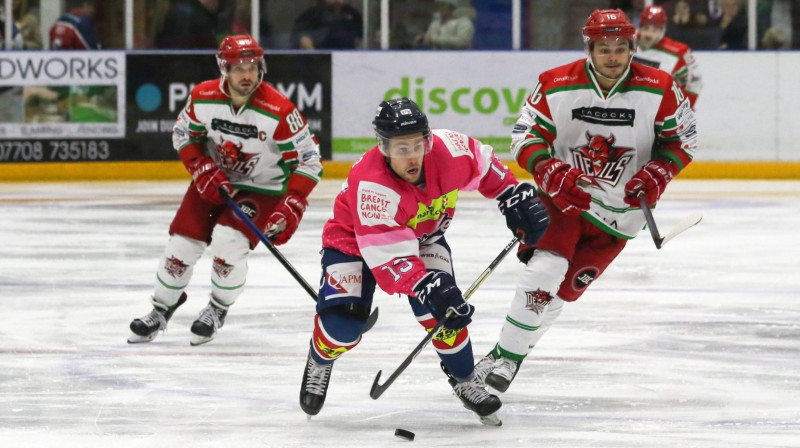 Egils Kalns ar ripu. Foto: Derek Black/Dundee Stars