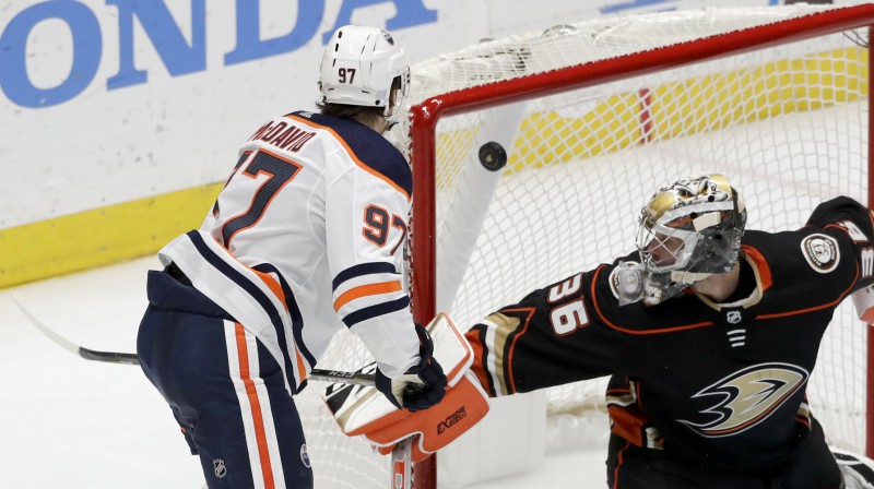 Konors Makdeivids pārspēj Džonu Gibsonu. Foto: AP/Scanpix