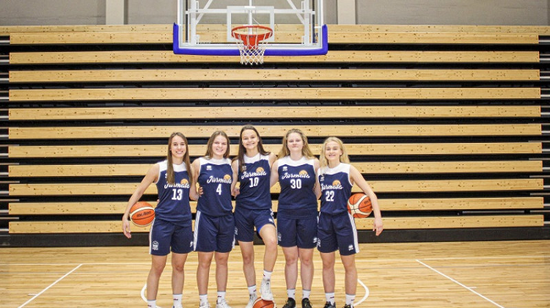 Jūrmalas basketbolistes Betija Rudzīte un Aleksa Purmale (pirmās divas no kreisās puses) spēlēja Pasaules U19 kausā Taizemē. Foto: Artis Veigurs