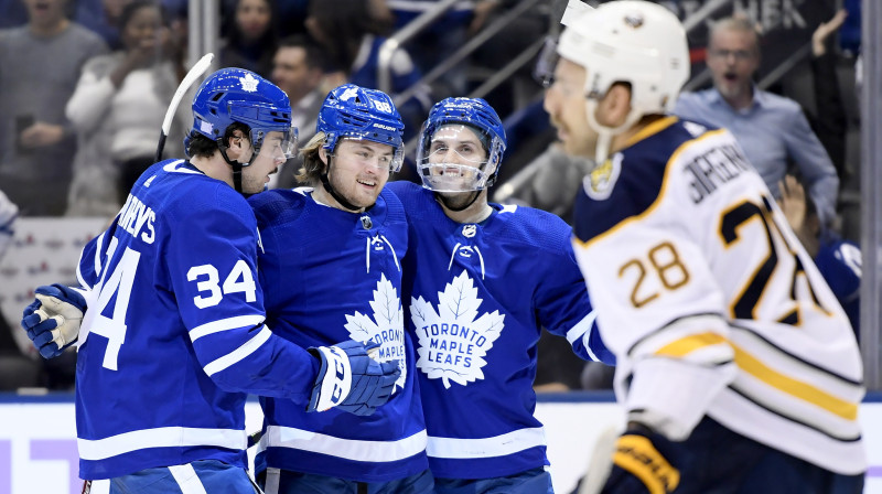 Zemgus Girgensons un Toronto "Maple Leafs" hokejistu prieki. Foto: Nathan Denette/AP/Scanpix