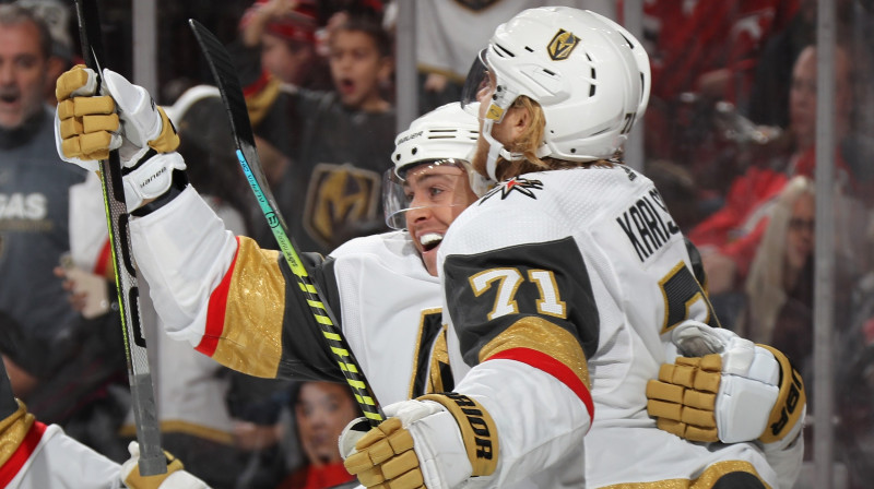 Lasvegasas "Golden Knights" hokejists Viljams Kārlsons apveic Žonatanu Maršeso. Foto: Bruce Bennett/AFP/Scanpix