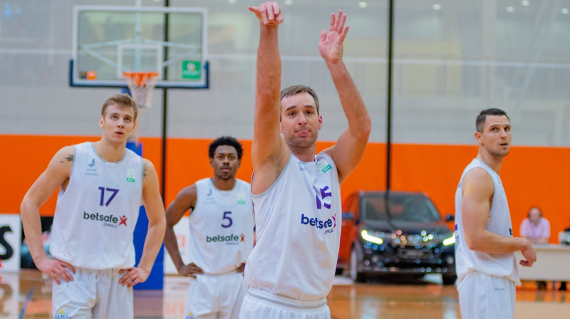 Uģis Pinete (centrā) un "Jūrmala Betsafe" basketbolisti. Foto: BK Jūrmala