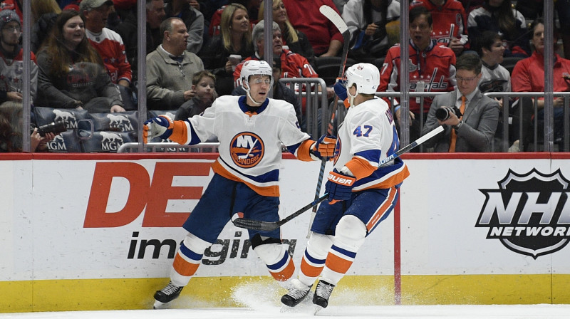 Ņujorkas "Islanders" hokejisti Keisijs Ciziks (no kreisās) un Leonīds Komarovs svin vārtu guvumu. Foto: Nick Wass/AP/Scanpix