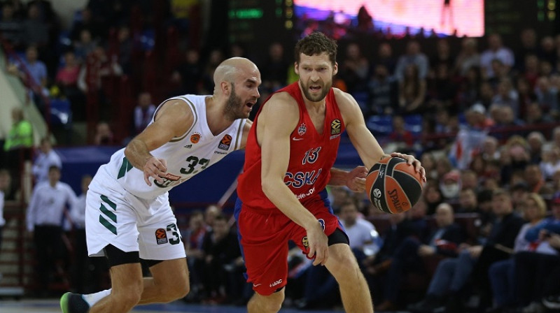 Jānis Strēlnieks cīņā ar Niku Kalatesu. Foto: Euroleague