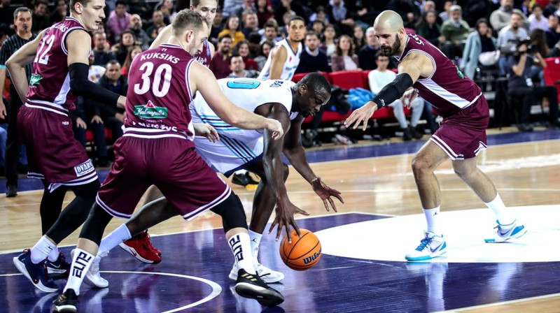 Rihards Kuksiks aizsardzībā. Foto: FIBA