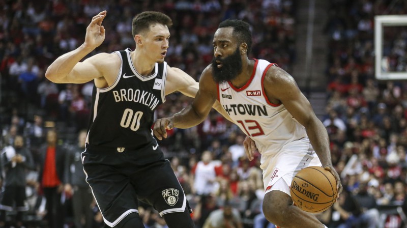 Rodions Kurucs pret Džeimsu Hārdenu. Foto: USA Today Sports/Scanpix