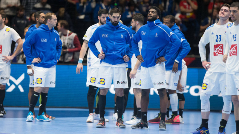 Francijas handbolisti pārdzīvo pēc izstāšanās no Eiropas čempionāta. Foto: imago images/PanoramiC/Scanpix