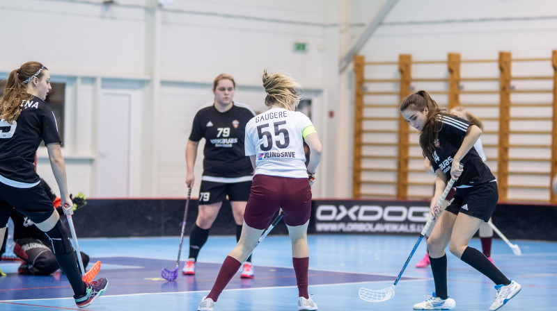 Laura Gaugere komandas "Ķekavas Bulldogs" spēlētāju ielenkumā. Foto: Raivo Sarelainens, floorball.lv