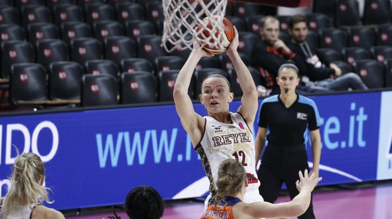 Anete Šteinberga: 14 punkti, septiņas atlēkušās bumbas un četras piespēles Šarleruā. Foto: FIBA