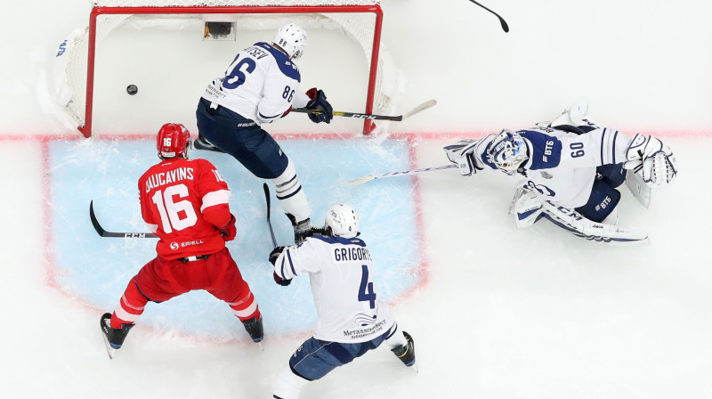 Kaspars Daugaviņš pretinieku ielenkumā. Foto: Tass/Scanpix