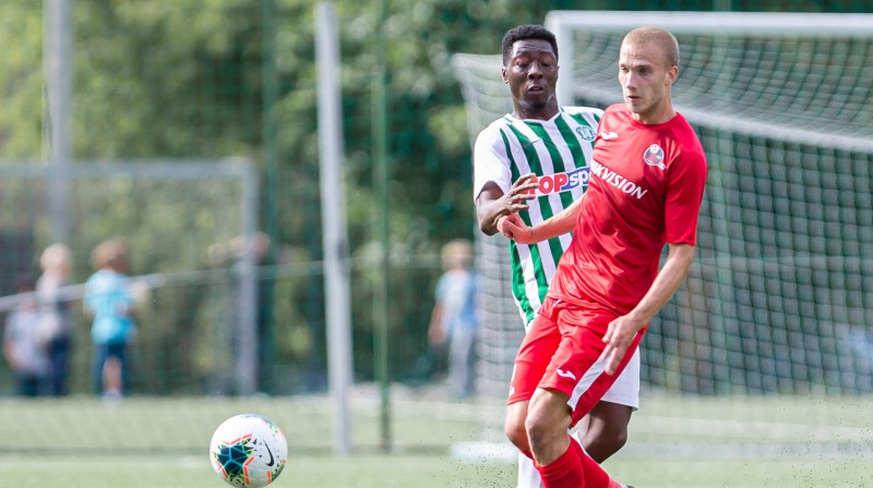 Gļebs Kļuškins pret "Spartakam" piederošo Ričlordu Enninu. Foto: FK Sūduva