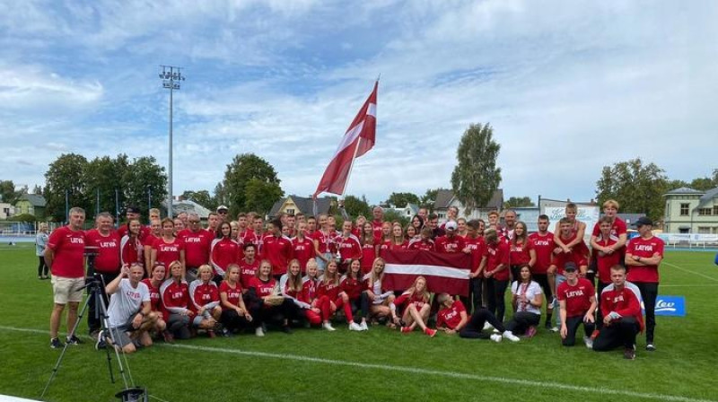 Latvijas U18 un U20 izlašu vieglatlēti. Foto: Latvijas Vieglatlētikas savienība