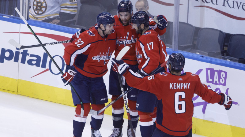 Vašingtonas "Capitals" hokejisti svin vārtu guvumu. Foto: Cole Burston/The Canadian Press/AP/Scanpix