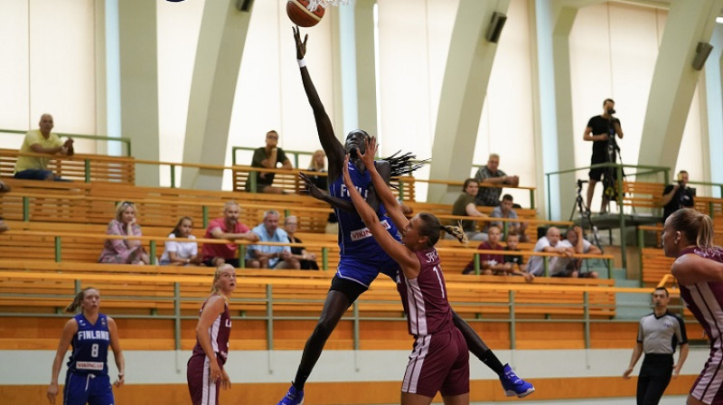 Rūta Stiprā cīņā ar Avaku Kuieri. Foto: Ville Vuorinen, basket.fi