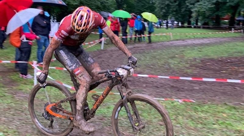 Mārtiņš Blūms cenšas nomazgāt riteni. Foto no sportista Instagram profila