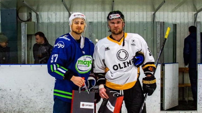 Deivids Sarkanis un Maksims Širokovs pēc komandu iepriekšējās savstarpējās spēles februārī. Šosezon līgā no viņiem gan palicis tikai Širokovs. Foto:Sandijs Leicis/ HK Rīgas "Olimp"