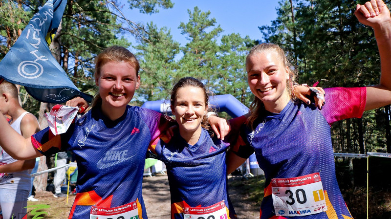 Vieda Lūsa, Sandra Grosberga un Kristīne Brunere pēc uzvaras Latvijas čempionāta stafetē. Foto: LOF