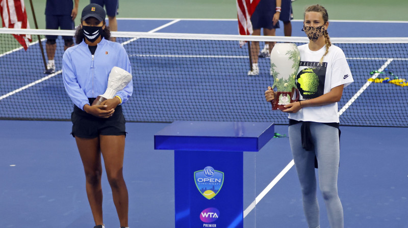 Naomi Osakai nespēlējot finālā, Viktorija Azarenka Ņujorkā ieguva "Premier" titulu. Kā būs "Grand Slam" turnīrā? Foto: EPA/Scanpix