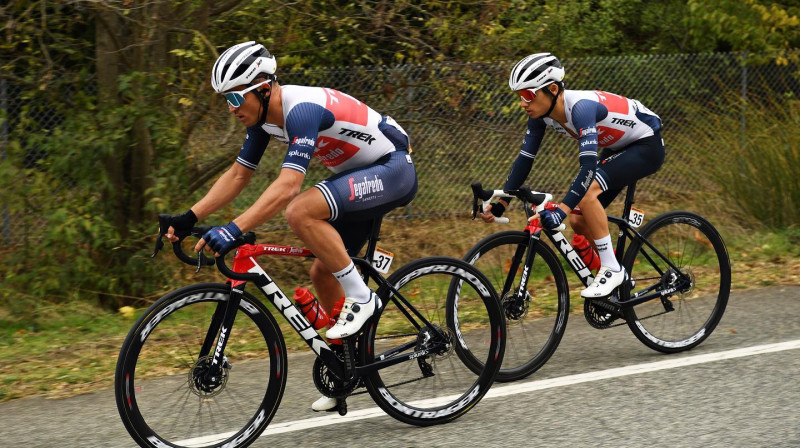 Emīls Liepiņš (pa priekšu). Foto: Trek - Segafredo komandas arhīvs