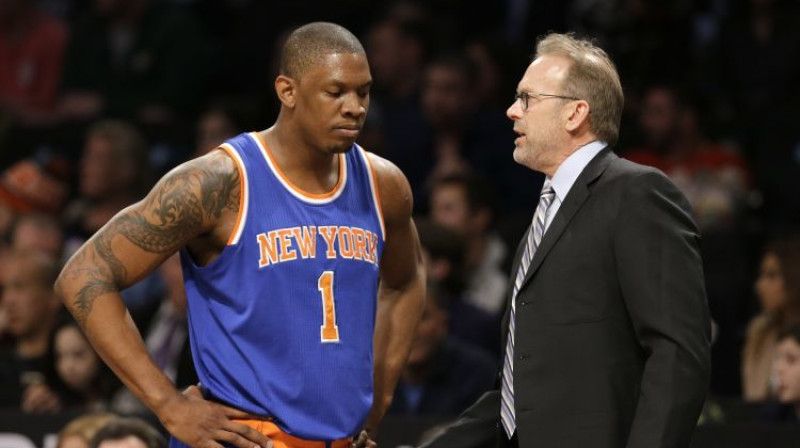 Kevins Serafins 2016. gadā ar "Knicks" treneris Kurtu Rembisu. Foto: AP/Scanpix