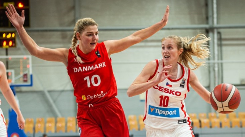 Marija Jespersena un Beata Adamcova. Foto: FIBA