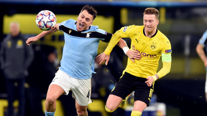 Cīņa par bumbu Dortmundes "Borussia" un Romas "Lazio" spēlē. Foto: imago images/Horstmüller/Scanpix