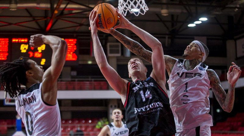 Maikls Kaizers aizsardzībā. Foto: championsleagu.basketball