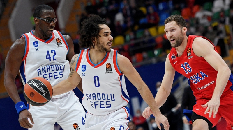 Šeins Larkins un Jānis Strēlnieks. Foto: Euroleague