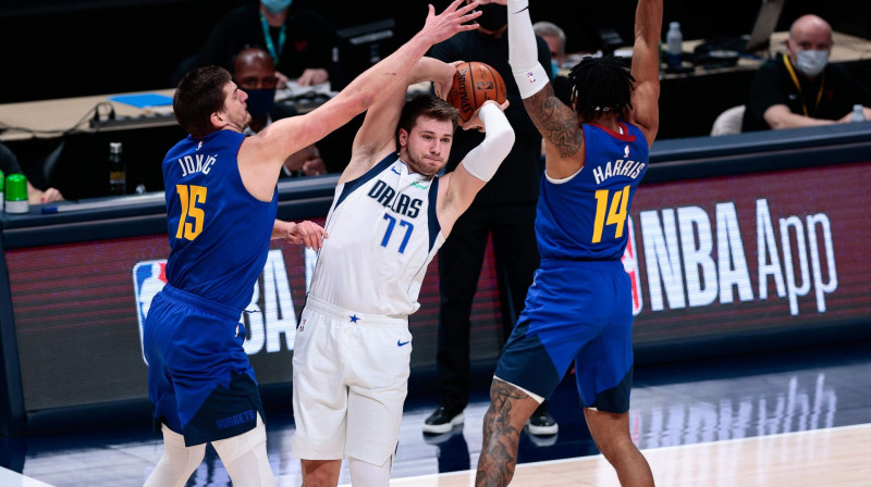 Luka Dončičs (centrā). Foto:USA Sports Today/scanpix