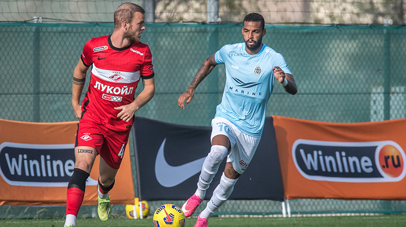 Jorits Hendriks pret Gabrielu Ramosu. Foto: Zigismunds Zālmanis/Riga FC