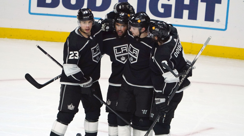 Losandželosas "Kings" hokejisti svin vārtu guvumu. Foto: Kirby Lee/USA Today Sports/Scanpix