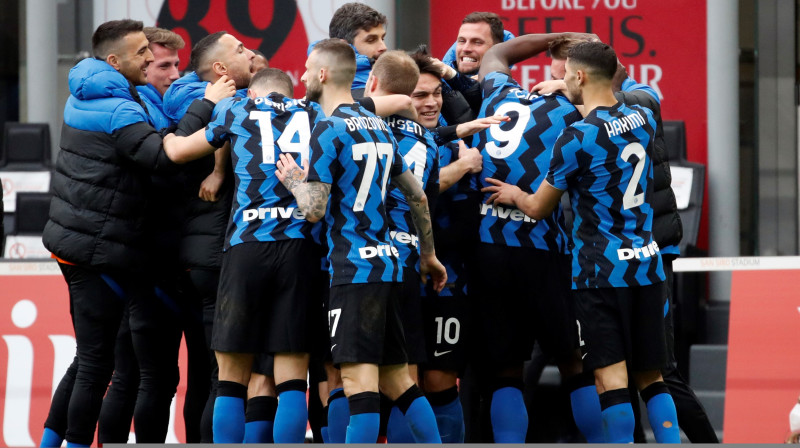 "Inter" spēlētāji svin Martinesa vārtu guvumu. Foto: AFP/Scanpix.ee