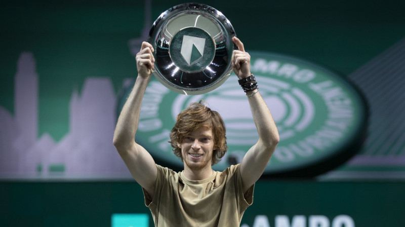 Andrejs Rubļovs ar Roterdamas turnīra trofeju. Foto: AP/Scanpix