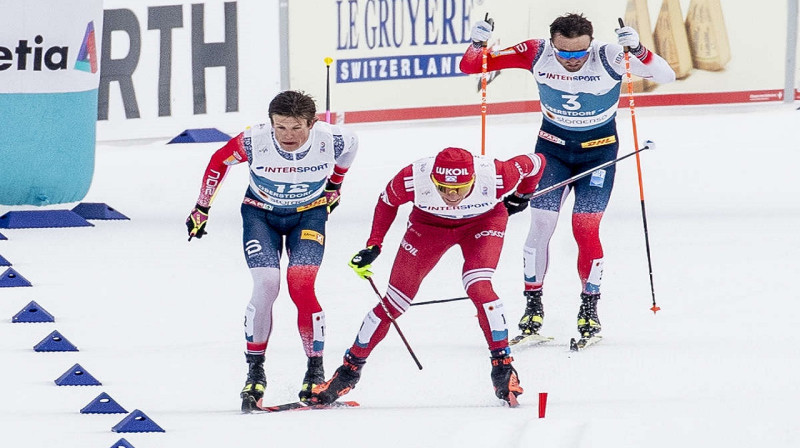 J.Klēbo (no kreisās) un A.Boļšunovs saduras pirms finiša koridora sākuma. Foto: Bjorn Landgsem/Dagbladet