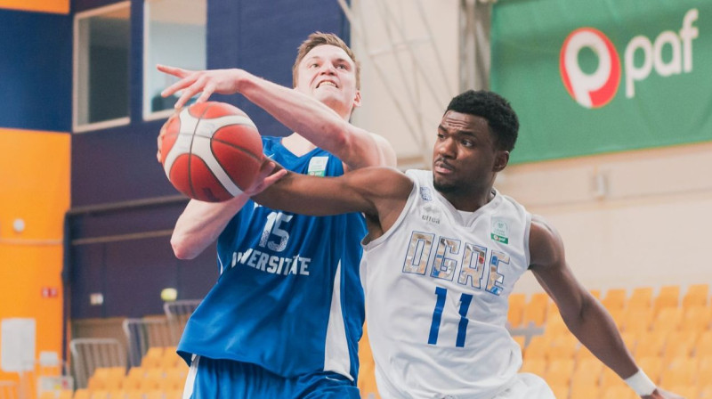 Anrijs Miška pret Andrē Vokeru. Foto: Māris Greidāns/LU, basket.lv