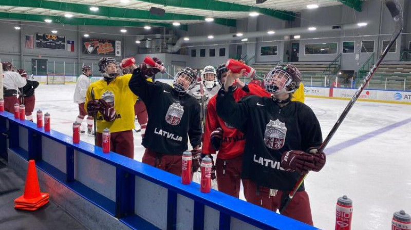 Latvijas U18 izlase treniņā. Foto: LHF