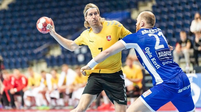 Aidens Malašinsks ar bumbu. Foto: EHF