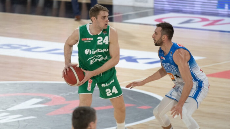 Rolands Freimanis ar bumbu. Foto: Zielona Gora Basket