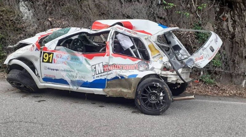 Viena no mašīnām pēc negadījuma. Foto: Facebook.com/Saxo106Italia