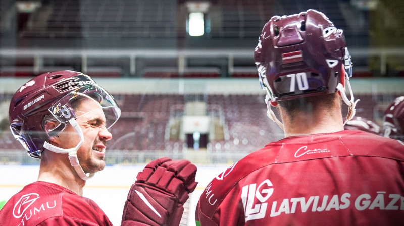Miķelis Rēdlihs un Miks Indrašis. Foto: Latvijas Hokeja federācija