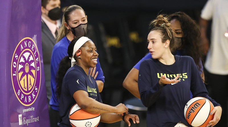 Marina Meibrija un Arike Ogunbovale 2021. gada 14. maijā Losandželosā. Foto: AFP/Scanpix