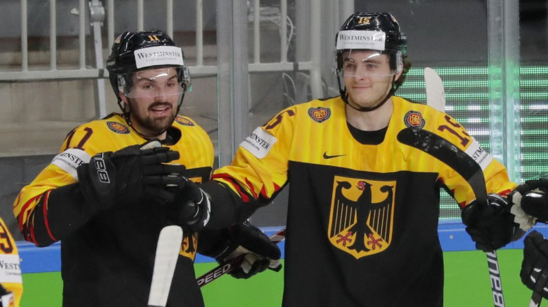 Vācijas izlases hokejisti svin vārtu guvumu. Foto: Reuters/Scanpix