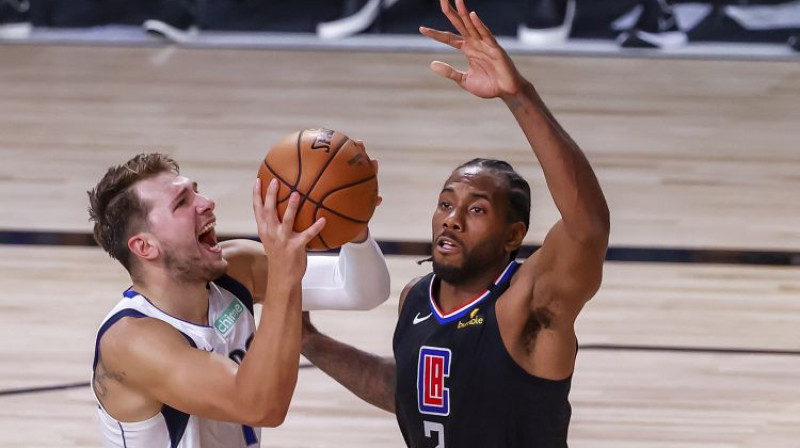 Luka Dončičs un Kavai Lenards. Foto: EPA/Scanpix